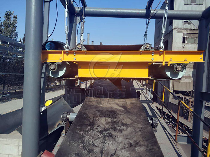 鎧裝永磁自卸除鐵器，鎧甲式永磁自卸除鐵器，永磁除鐵器，帶式除鐵器使用現(xiàn)場(chǎng)